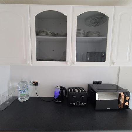 Roomz-Gatwick-London-Airport Parking-Travel Service Ifield Buitenkant foto