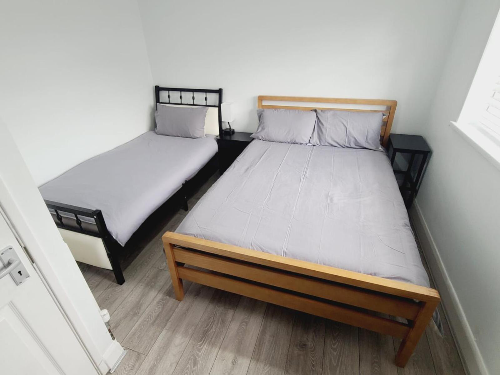 Roomz-Gatwick-London-Airport Parking-Travel Service Ifield Buitenkant foto