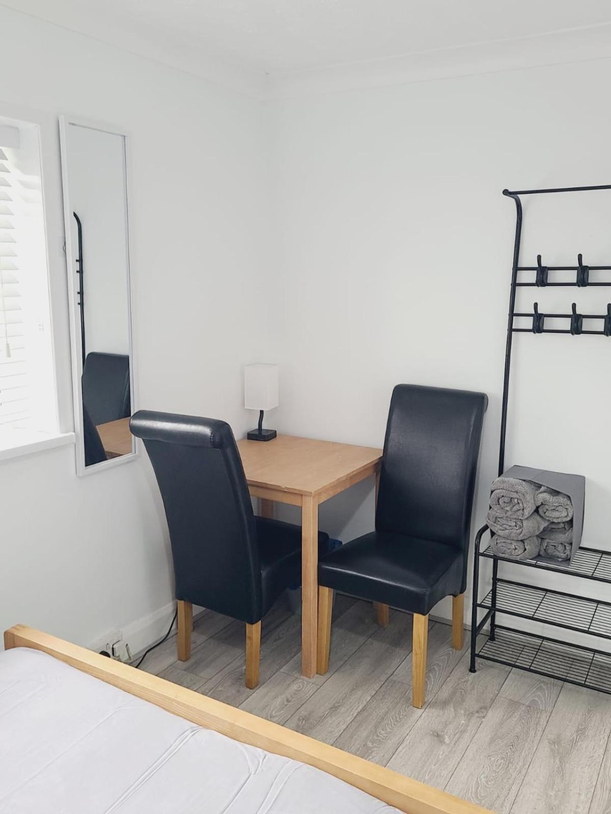 Roomz-Gatwick-London-Airport Parking-Travel Service Ifield Buitenkant foto