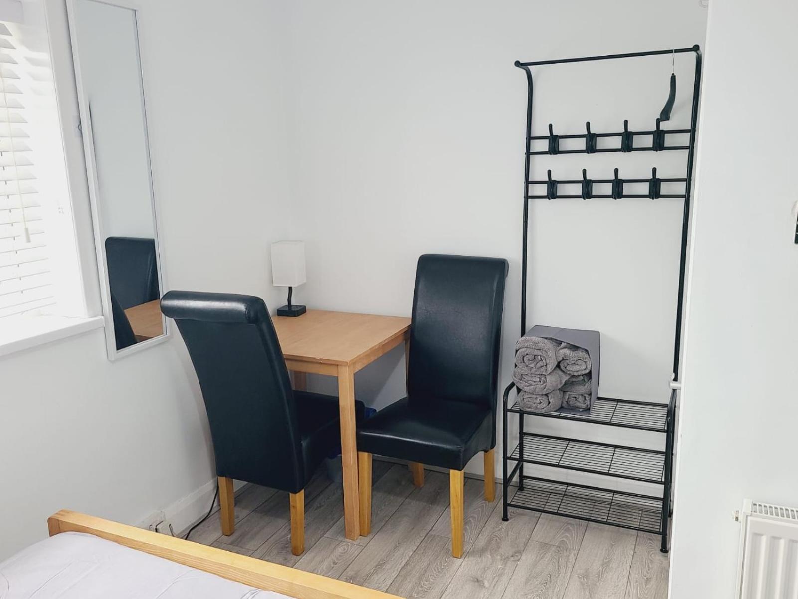 Roomz-Gatwick-London-Airport Parking-Travel Service Ifield Buitenkant foto