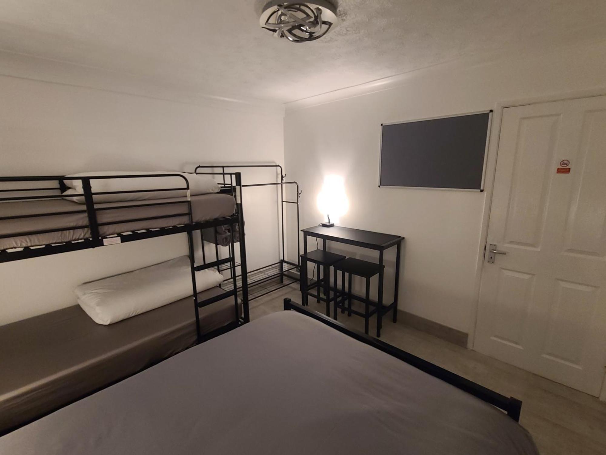 Roomz-Gatwick-London-Airport Parking-Travel Service Ifield Buitenkant foto