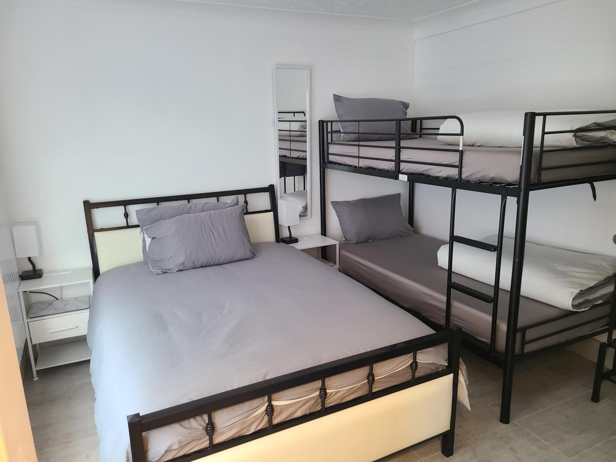 Roomz-Gatwick-London-Airport Parking-Travel Service Ifield Buitenkant foto
